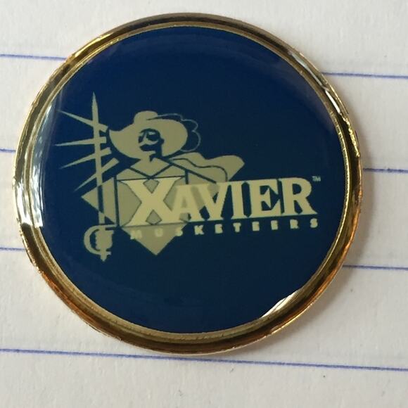 Vintage Xavier Musketeers  golf ball marker - Picture 1 of 2